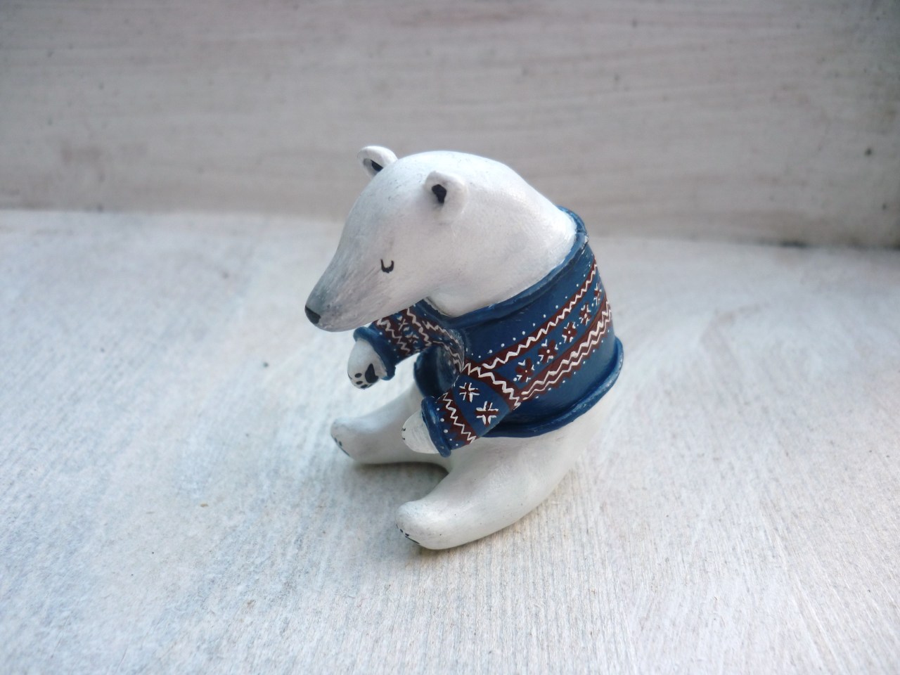 inklingsthings:A cosy polar bear! I’m adding more animals to my shop this week 💕