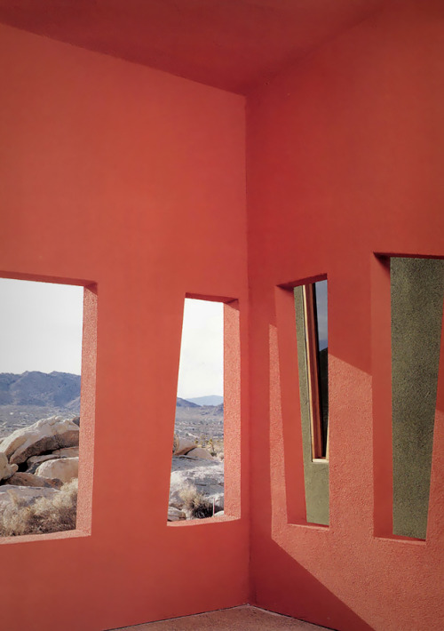 ofhouses:  747. Josh Schweitzer /// Schweitzer House (The Monument)	/// Joshua Tree, California, USA /// 1989  (Photos: © Tom Bonner. Source:  “Architectural Record Houses of 1990″, Mid-April 1990.) 