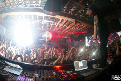 patrikkiss:  MEE FRONT AND CENTER AT DEADMAU5 UNHOOKED SHOW IN BROOKLYN. CRAZIEST TECHNO PARTY IN A LONG FREAKING TIME. 
