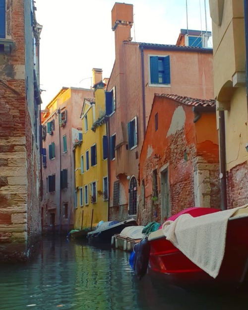 Venice . . . . #venice #gandola #italy #buildings #city #travel #gladiator #travelgram #wanderlust 