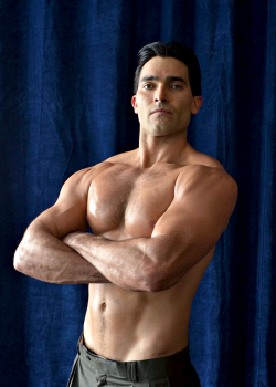 hoechlin:Tyler Hoechlin as Joe Weider in BIGGER (2018)