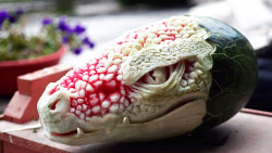 boredpanda:    Watch This Watermelon Become A Terrifying Dragon  