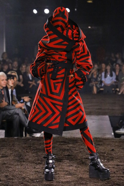 yeah-yeah-beebiss-1:  therudecouture: Gareth Pugh Spring 2019 Women’s collection steal her look: persona 5 pause menu 