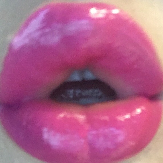 pink-doll-lips:  Buxom’s VaVa Plump in Dare Me w Dior Addict Lip Maximizer in Holo