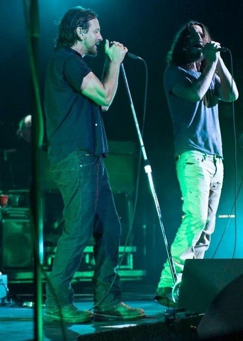 regi-vedder:  Dioses musicales! Eddie Vedder &amp; Chris Cornell