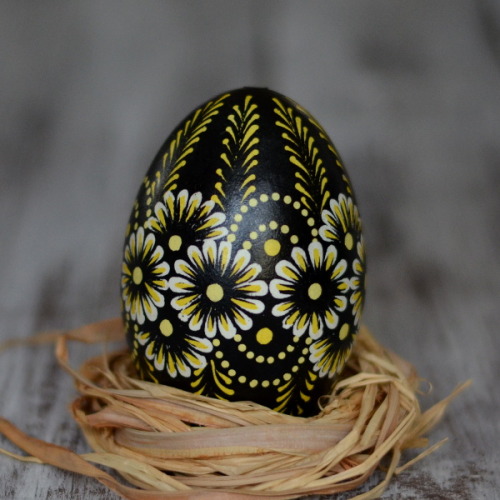 lamus-dworski: Various pisanki (Polish decorated Easter eggs).  The artist goes by a nickname F