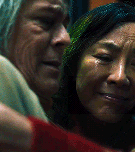 EVERYTHING EVERYWHERE ALL AT ONCE (2022) + Hugs