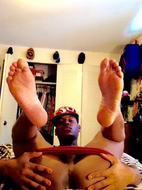 juicyholes:  Sexy Feet 😍