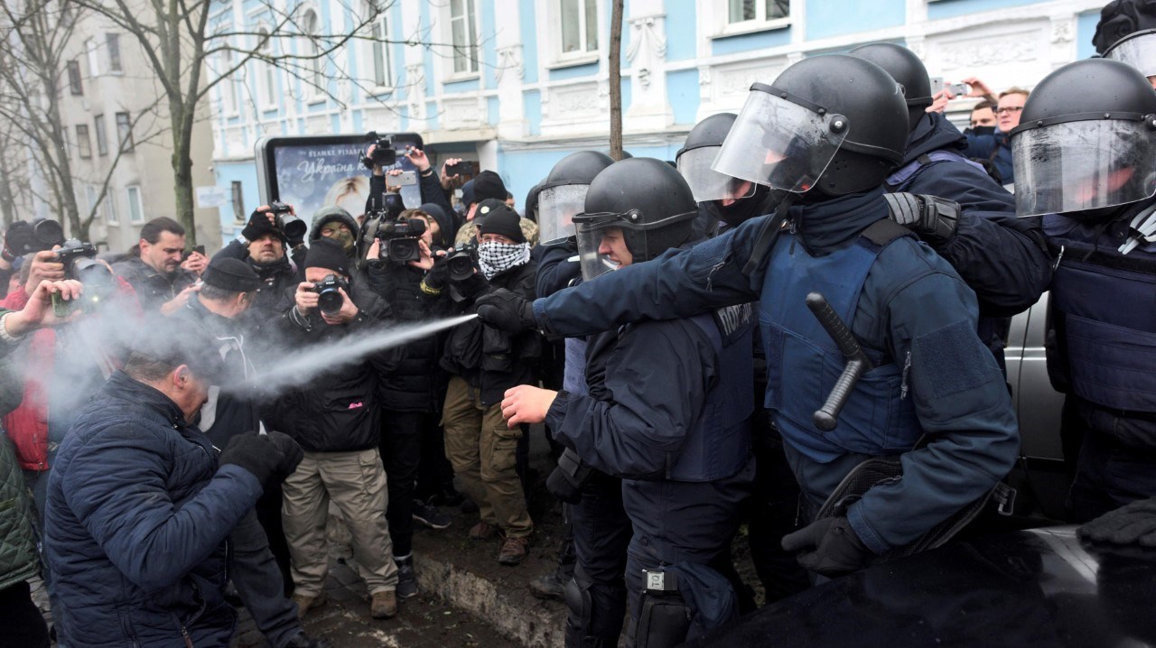 LIBERADO POR EL PUEBLO. El expresidente georgiano y exgobernador de la región ucraniana de Odesa, Mijeil Saakashvili, fue detenido sobre el techo del edificio que habita en Kiev, desde donde amenazó con lanzarse al vacío, luego de que los servicios...