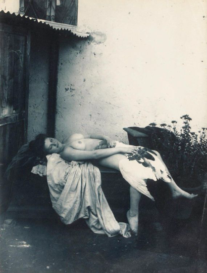   Vincenzo GALDI (1871-1961) Léda, circa 1900, tirage au charbon avec virage bleu