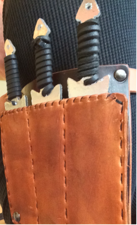 snikeleather:Declans Arm Mounted Throwing KnivesAfter making some throwing knives I decided that my OC Assassin needed a way to hold more than just the two on the shoulder of his baldric.To view my portfolio Click HereAnd if you would like to commission