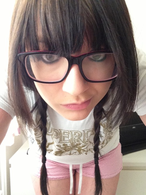 girlswithglasses:  skystarlet, fellow tumblr skystarlet:  Good morning world 