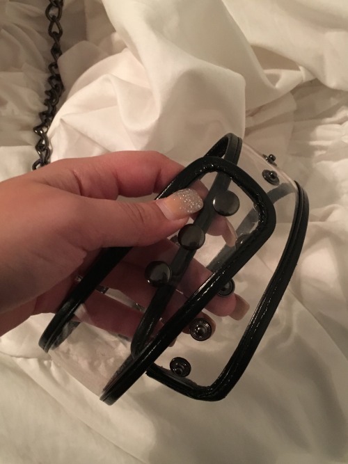 brattyprincesssub:  Okay, so here is what the collar looks like (no worries, this is the first one, not the one I’m selling).  It’s a :  -transparent collar with black lining -featuring black nickel-free hardware -VERY sturdy -heavy chain -clip-on