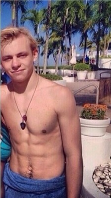 hairycelebs:  bgolly:  Ross Lynch and his