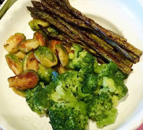 Them green feels. 😍  #food #foodie #foodgram #foodgasm #instafood #instafoodie #foodofinstagram #foodofig #melbournefoodie #melbournefoodies #sometimesicook #broccoli #asparagus #brusselsprouts #greenbowl #vegetables #veggies #yum #dinner