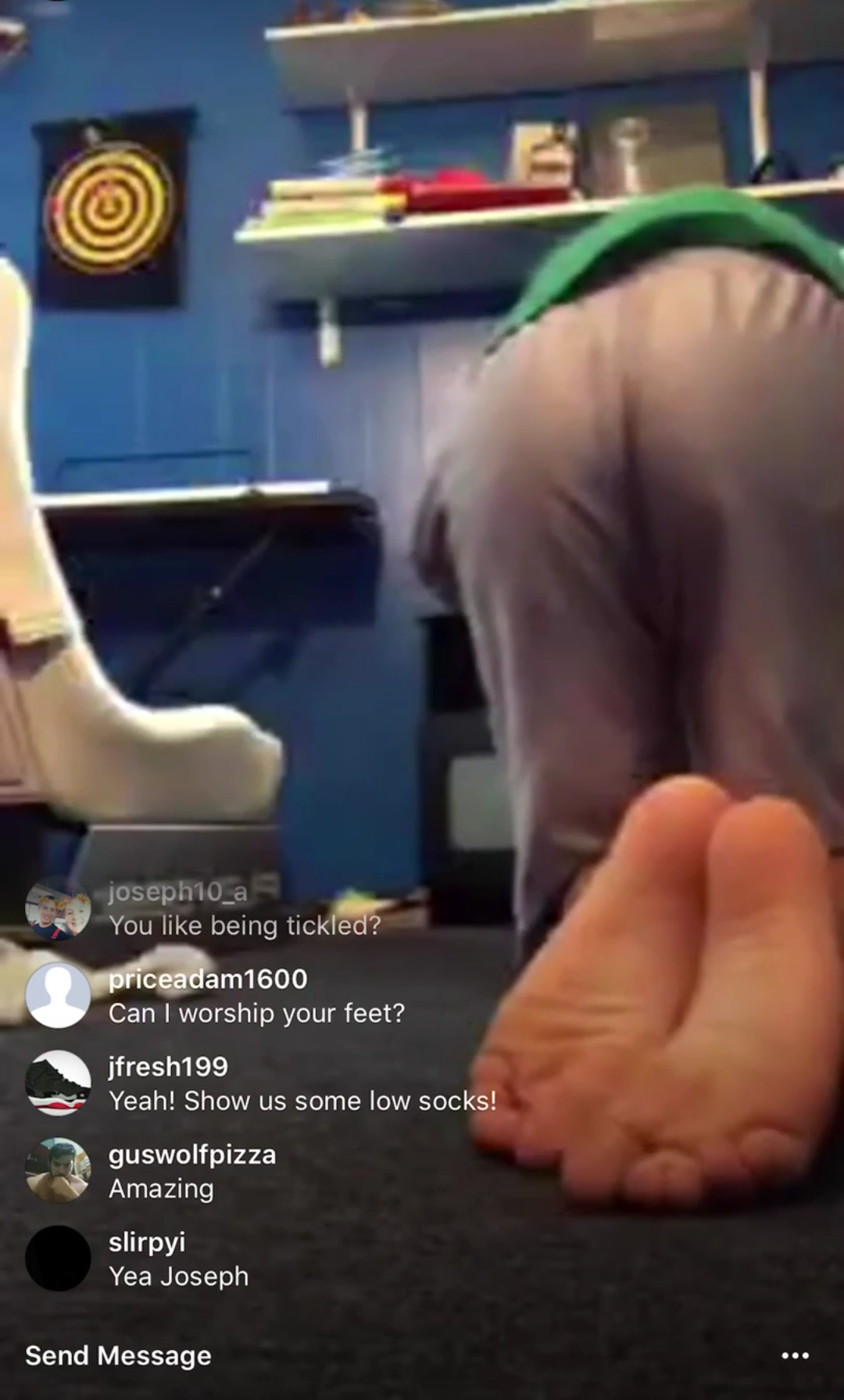 👱🏻‍♂️🦶🏼↖️