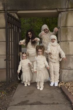 horrorandhalloween:Family Halloween costumes