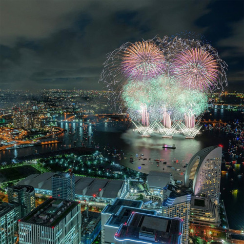 archatlas:Magnificent Photographs of Japan’s Summer Firework FestivalsPhotographer Keisuke trekked t