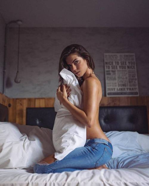 https://amazinggirlsphotos.tumblr.com/post/157863875946