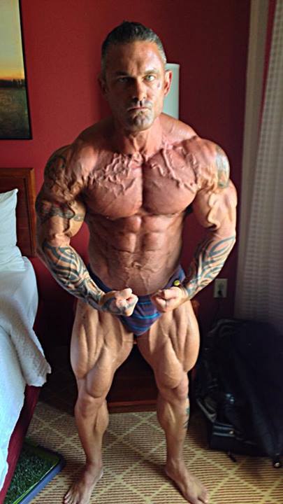 lijahbal:  muscleslave46:  Omg  Superb veins, well shown. Love the man! 