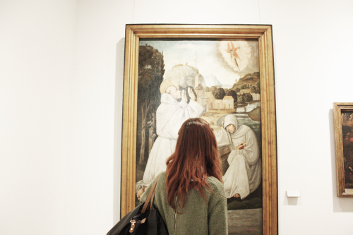 estoualem:i really enjoy photographing distracted people in museums