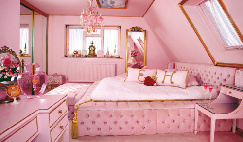 diamondheroes:The ‘pink paradise’ guest house in Essex