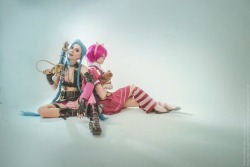 crazy-manyasha:  Cosplayer- jinx by me; Annie by Unyasha Cosplay - league of legends Jinx&amp;Annie Ph- Greed