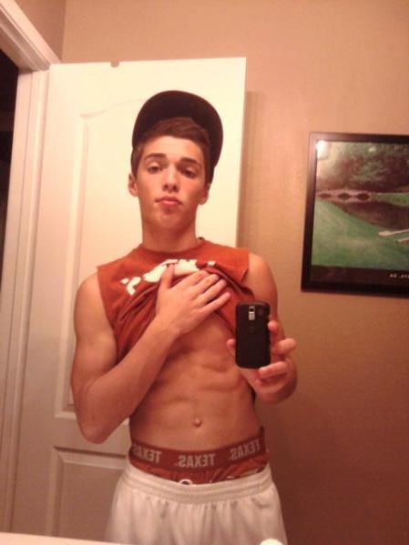 sagginboys: Nice abs and sag in the bballshorts