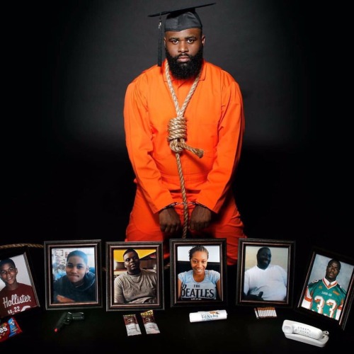 waynedeargames:  Very creative and POWERFUL graduation photo✊🏾 Phot credit source: via Twitter