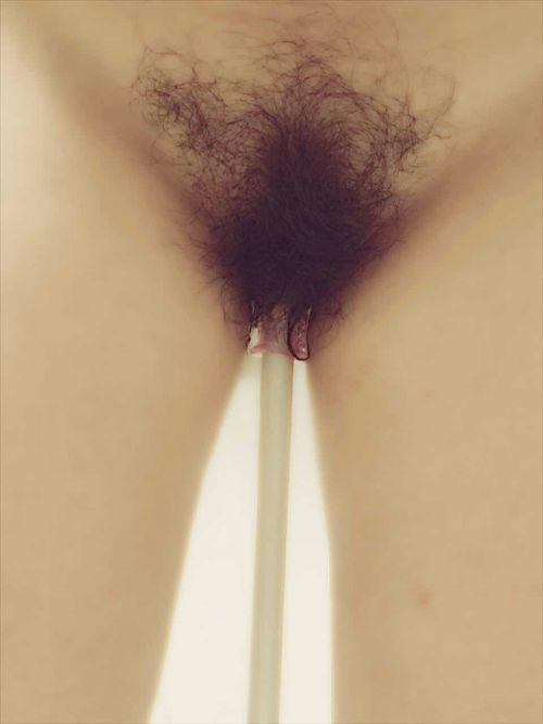 jackwahahaha: 高雄22歲女孩自慰照片!! 女孩今天拿拖把加自衛套插小穴~還拿衣夾夾弄乳頭她告訴我~今天她不乖~想被主人懲罰用小穴夾住拖把拖地她正在評估哪位湯友最色最會玩弄她,可