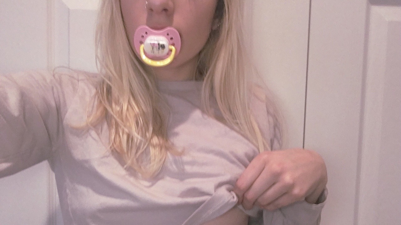 cloudninebrat:  sleepy baby on a glumly wednesday waiting for daddy, im getting impatient