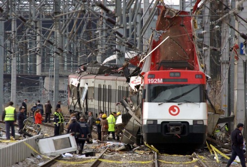 clarincomhd:   Madrid, 11 de marzo de 2004, 7.37 horas. Una bomba explota en las cercanías en la estación de Atocha. Apenas un minuto después se producen otras dos explosiones en el mismo tren. El caos y el desconcierto invaden los andenes y escaleras