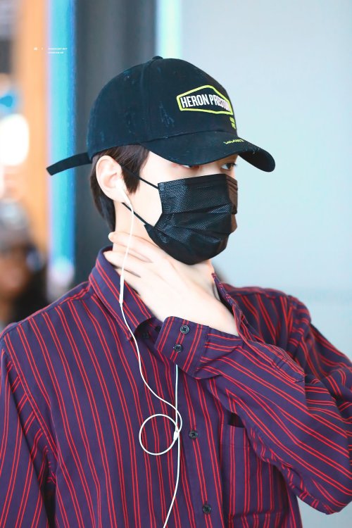 190512 EXO Sehunat Los Angeles International Airport© iridescent boydo not edit, crop, or remove the