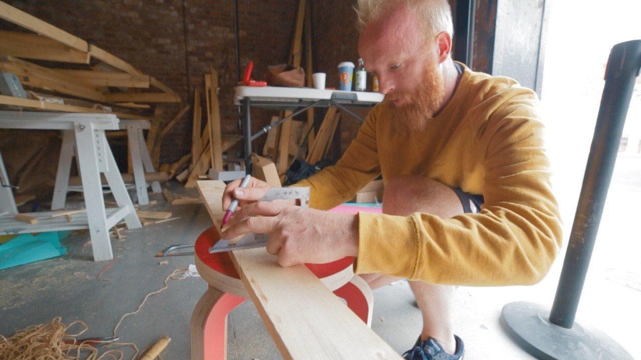 hyperallergic:
“(via How to Build a Boat in 24 Hours)
James Bowthorpe, self-described artist, activist, filmmaker, furniture maker, and father, flew from the UK to New York last week to take part in The Feast, a two-day summit focused on creativity...