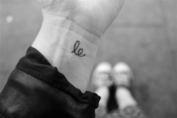 sonoamicadelvuoto:  nondistruggermiancora:  Questo piccolo tattoo,ovvero “le”, significa “sorriso” in svedese, “felicità” in cinese e “ridere” in norvegese. -nondistruggermiancora  x