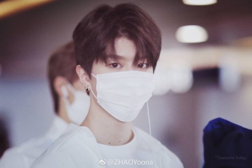 fy-nine-percent:  Fan Chengcheng enjoys staring right into the lense of his fansites  © {waterm
