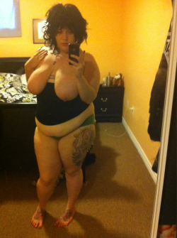 fat-selfie:  Check Her Dating Profile   Yessssss