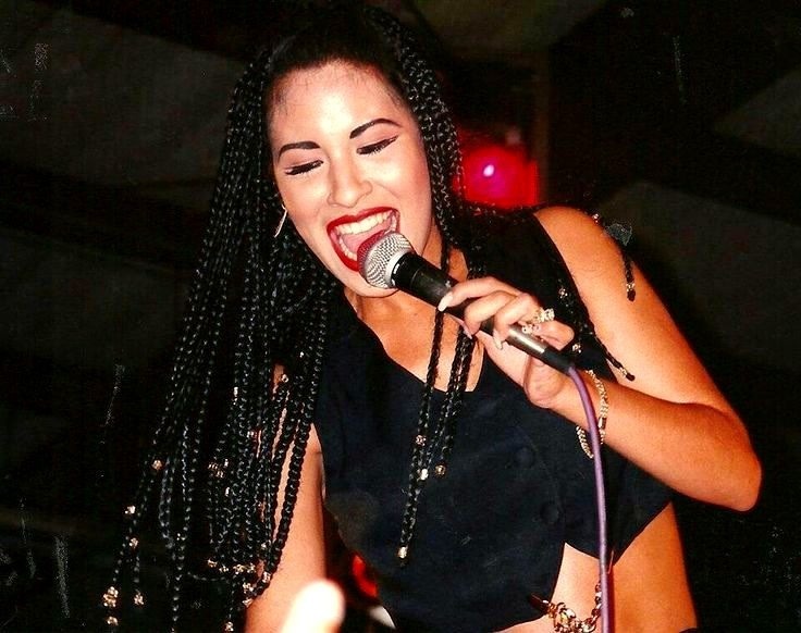 applesandcaterpillars:  Selena + hairstyles