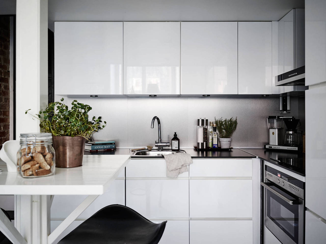 myidealhome:  black and white (via Stadshem) 