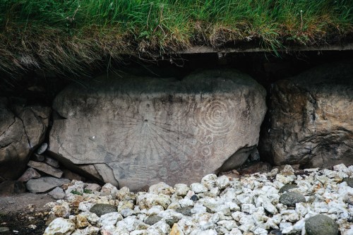 peoplecallmejim: 5200 year old art and architecture at Knowth, Brú na Bóinne.