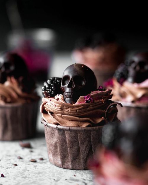 sweetoothgirl:  Vegan Blackberry Chocolate Cupcakes