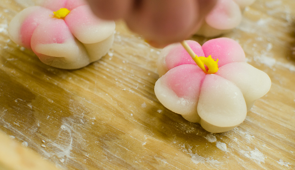 thecakebar:  Making Mochi Flowers Tutorial   I dunno man at that first picture I