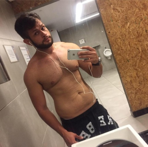 fat-male-celebrities:  Neto Nóbrega, Brazilian physiotherapist struggling with losing extra-weight and trying everything to reduce his soft belly