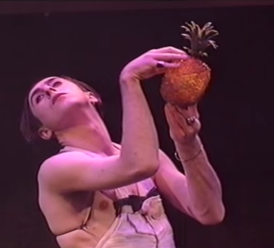 leben-oder-theater:alan cumming posing seductively with a pineapple#the most important theatre momen