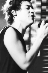 yeahniall:  sobs: Harry’s arms. 