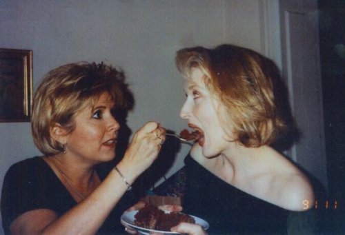 theorganasolo:Carrie Fisher feeding Meryl Streep cake c.1990s