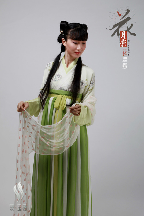 fouryearsofshades: 双玉瓯 http://shyuou.taobao.com/ Model 周玲 Hanfu (han chinese clothing) collection 