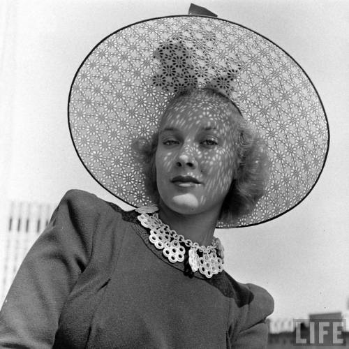 Spring hat(Alfred Eisenstaedt. 1940)