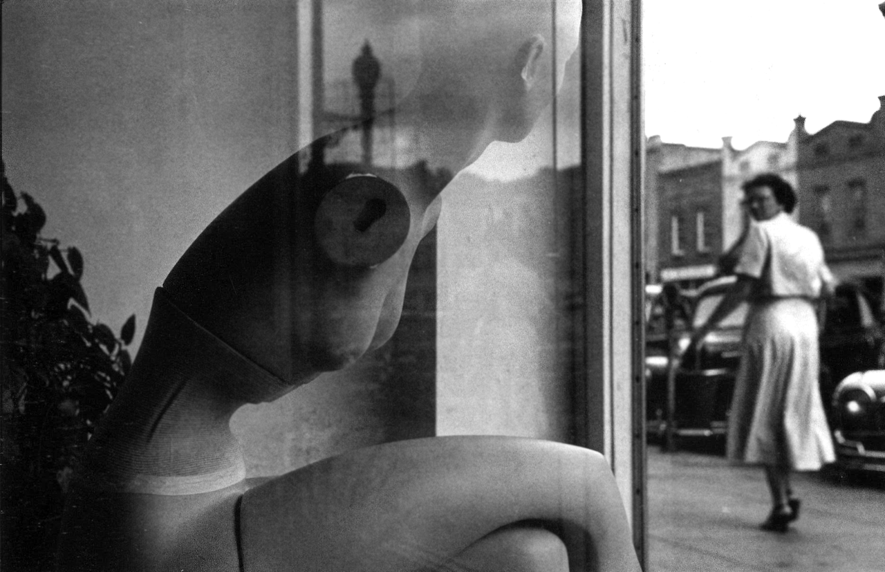 artchipel:  Elliott Erwitt (b.1928, France) Magnum member and humorous observer of