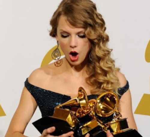 baseball-caps-and-crowns:  Taylor Swift + trying to balance Grammys